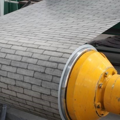 la bobine en acier enduite d'une première couche de peinture par 0.11-2.5mm PPGI a gravé l'acier en refief enduit par couleur